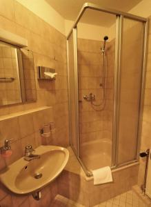 a bathroom with a shower and a sink at Apartment 13 - Ferienresidenz Roseneck, mit Schwimmbad in Todtnauberg bei Feldberg in Todtnauberg