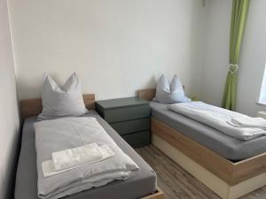 um quarto com duas camas e uma mesa de cabeceira em Gästehaus Graupner-Mittweida em Mittweida
