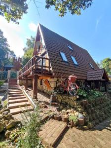 ミシュコルツにあるPola vendégházのデッキと自転車のある家