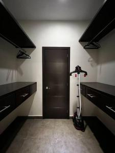ein Zimmer mit einem Roller vor einer Tür in der Unterkunft Casa de lujo Altozano Residencial con Piscina by AIRA 