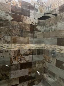 La salle de bains est pourvue d'une douche avec une porte en verre. dans l'établissement Casa de lujo Altozano Residencial con Piscina by AIRA, 