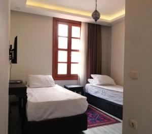 Tempat tidur dalam kamar di WOO Town Suites