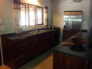 Dapur atau dapur kecil di Beautiful Mountain Views From A 2-Bedroom Home With Pool