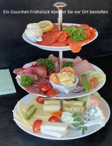 drie borden met verschillende soorten voedsel erop bij Auszeit am Haffufer in Wilhelmshof