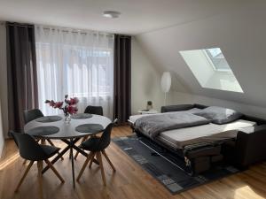 ein Schlafzimmer mit einem Bett und einem Tisch mit Stühlen in der Unterkunft Casa Estella in Rust