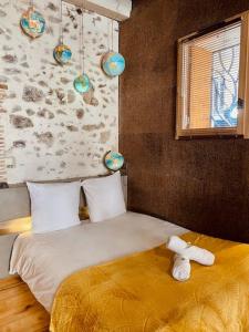 Giường trong phòng chung tại L'Atelier- Loft d'Artiste Aménagé, centre-ville +12 ảnh