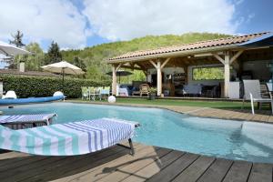 uma piscina com um gazebo e uma piscina em Chalet 2 em Salies-du-Salat