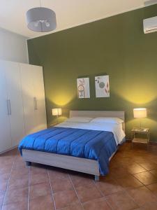 1 cama en un dormitorio con una pared verde en Sampolo70 - Apartments, en Palermo
