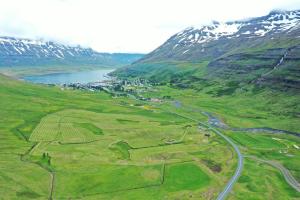una vista aerea di una valle con un fiume e le montagne di Árblik-Home away from home a Seyðisfjörður