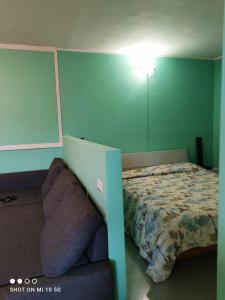 GandossoにあるSwimming and Sunの緑の壁、ベッド付きのベッドルーム1室