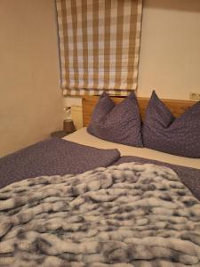 プファルヴェルフェンにあるHaus Riederのベッドルーム1室(毛布、枕付)