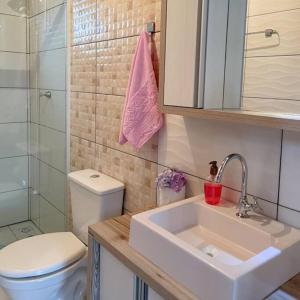 インビトゥバにあるMoradas do Manecaのバスルーム(洗面台、トイレ、シャワー付)