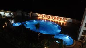 ボルプルにあるMohor Kutir Resortsの夜のスイミングプールのオーバーヘッドビュー