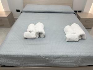 ein Bett mit Handtüchern darüber in der Unterkunft Villa delle Meraviglie in Boville Ernica + 25 Fotos