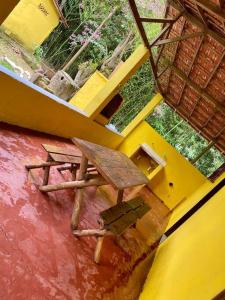 widok na drewnianą ławkę w budynku w obiekcie Casa amarela w mieście Juiz de Fora