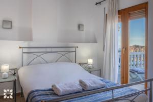 ein Schlafzimmer mit einem Bett mit zwei Handtüchern darauf in der Unterkunft Villa Sunset Rock by Abahana Villas in Benitatxell + 17 Fotos