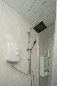 eine Dusche im Bad mit einer Duschkabine aus Glas in der Unterkunft Free Parking - 2 Bedroom Flat in Cambusnethan