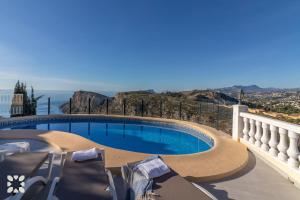 einen Pool auf dem Balkon einer Villa in der Unterkunft Villa Sunset Rock by Abahana Villas in Benitatxell