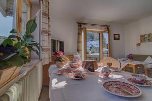een kamer met een tafel met servies erop bij Ferienwohnungen Mayr in Bad Wiessee