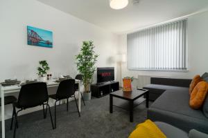 A television and/or entertainment centre at Free Parking - 2 Bedroom Flat