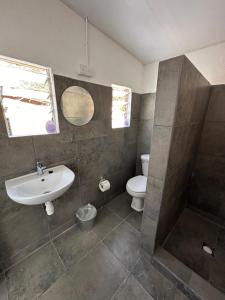 uma casa de banho com um lavatório e um WC em Casita de Rincon 1 em Hato