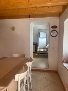 - une cuisine et une salle à manger avec une table et des chaises dans l'établissement Chalet Maso del Bepo, à Canal San Bovo