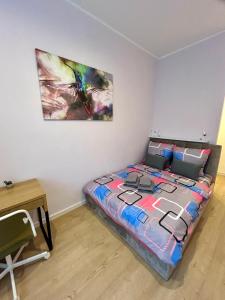 sypialnia z łóżkiem z obrazem na ścianie w obiekcie Apartment Targowa L7 w mieście Lublin