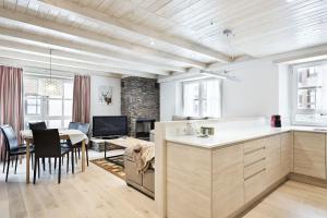 a kitchen and living room with a table and chairs at Luderna - Apartamento con terraza Val de Ruda A28 les Ours Polaires in Baqueira-Beret