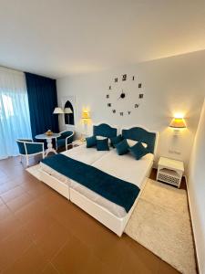 een slaapkamer met een groot bed en een klok aan de muur bij Domina Coral Bay Sultan-private room in Sharm El Sheikh