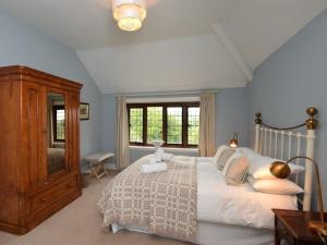 Un pat sau paturi într-o cameră la 4 Bed in Conwy 50934