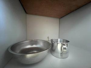 a metal bowl and a bucket on a counter at Departamento Torres Mina Residencial in Villahermosa