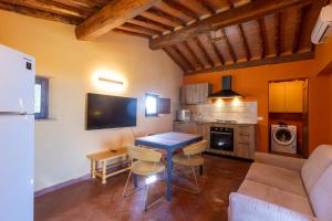ein Wohnzimmer mit einem Tisch und einem Sofa in der Unterkunft Podere Sant'Antonio in Asciano