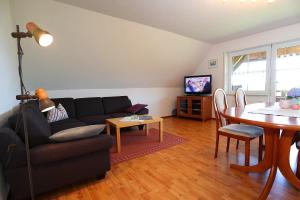 uma sala de estar com um sofá e uma mesa em Budererhof em Freiamt