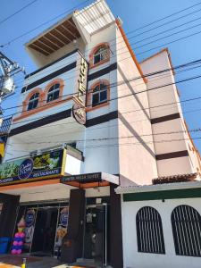 un edificio con un reloj al costado. en HOTEL MILLA SUITES MERIDA, en Mérida