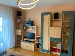 Televízia a/alebo spoločenská miestnosť v ubytovaní Ferienwohnung Leonhard Müller