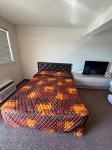 a bedroom with a large bed in a room at Airport Motel in Pasco