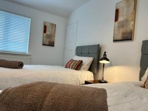 Un pat sau paturi într-o cameră la Montrose House 3 bedroom home with Parking