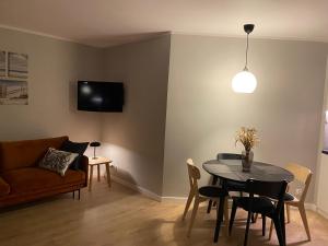 sala de estar con mesa y sofá en Apartament 33, en Władysławowo