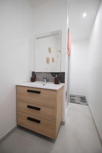 La salle de bains est pourvue d'un lavabo et d'un miroir. dans l'établissement Dewailly, 3 couchages, élégant, proche centre ville, à Amiens