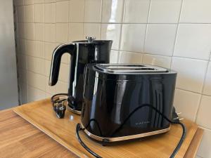 a black toaster sitting on a counter in a kitchen at Appart Lumineux Chaleureux in Montpellier