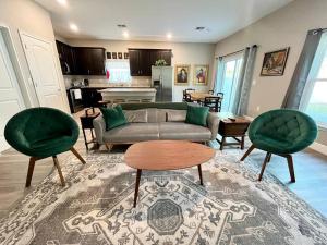 a living room with a couch and two chairs at Sweet Stay with fully fenced yard in Sanford
