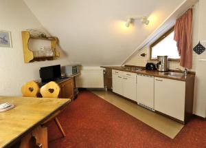 A kitchen or kitchenette at Apartment 16 - Ferienresidenz Roseneck, Galeriewohnung, mit Schwimmbad in Todtnauberg bei Feldberg