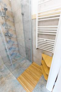 uma casa de banho com um chuveiro e uma porta de vidro em Słone 103 em Kudowa-Zdrój