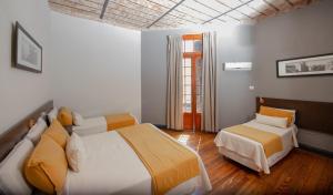 哥多華的住宿－格蘭雷克斯酒店，一间卧室设有两张床和窗户。