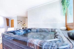 諾維格勒半島的住宿－Boutique Hotel Santa Maria，客厅设有大浴缸