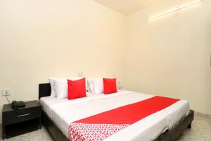 A bed or beds in a room at OYO Flagship Sood Stays
