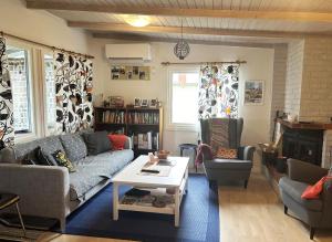 - un salon avec un canapé et une table dans l'établissement Nice cottage located in Sandvik, 100 meters from a bay, à Hagby