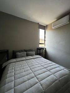 比亞埃爾莫薩的住宿－Torre Polvora Departamento by AIRA Mexico，一间卧室设有一张大床和一个窗户。