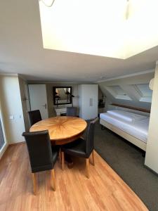 een kamer met een tafel en stoelen en een bed bij rugs HOTEL Köln in Keulen