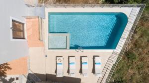 una vista aérea de una piscina en una casa en Le Stelle Villa, en Georgioupolis